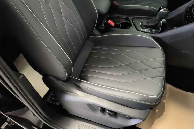 Used Volkswagen Tiguan L 2024 Outstanding Model 300TSI Automatic Two-Wheel Drive Longteng Edition Right Front Seat