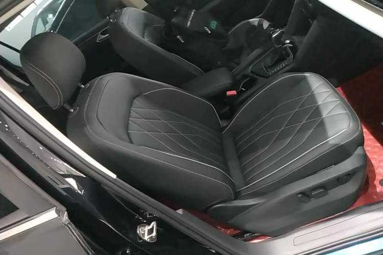 Used Volkswagen Tiguan L 2024 Outstanding Model 330TSI Automatic Two-Wheel Drive R-Line Dragon Glory Edition Right Front Seat