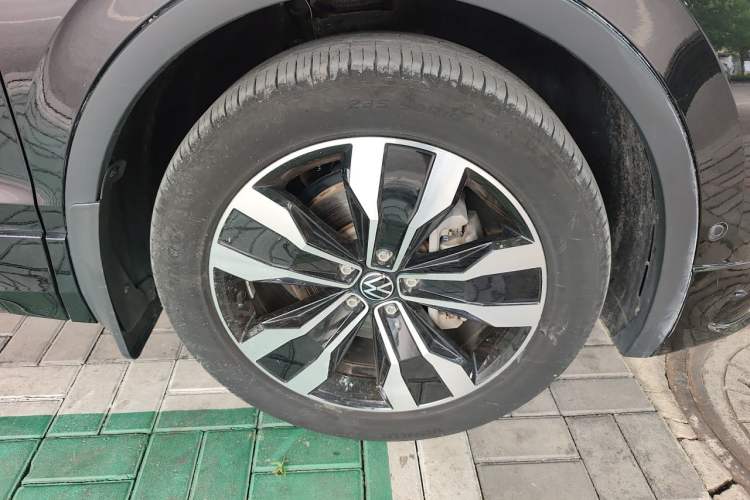 Used Volkswagen Tiguan L 2024 Outstanding Model 330TSI Automatic Two-Wheel Drive R-Line Dragon Glory Edition Right Front Wheel Hub