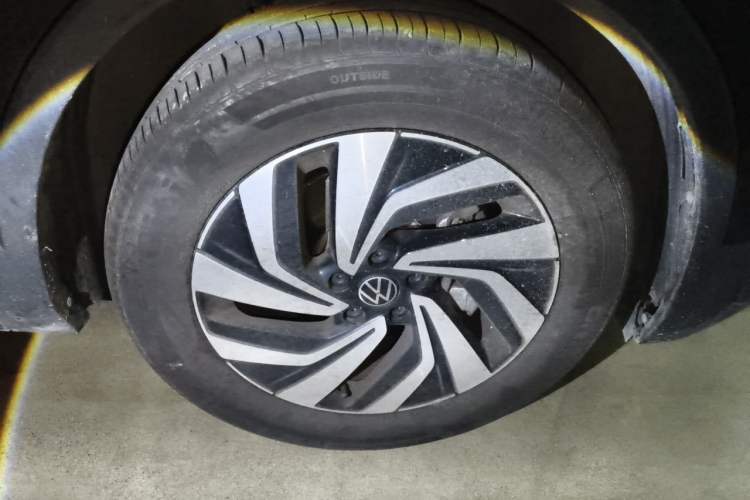 Used Volkswagen Tiguan L 2024 Outstanding Model 300TSI Automatic Two-Wheel Drive Longteng Edition Right Front Wheel Hub
