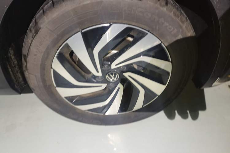 Used Volkswagen Tiguan L 2024 Outstanding Model 300TSI Automatic Two-Wheel Drive Longteng Edition Right Front Wheel Hub