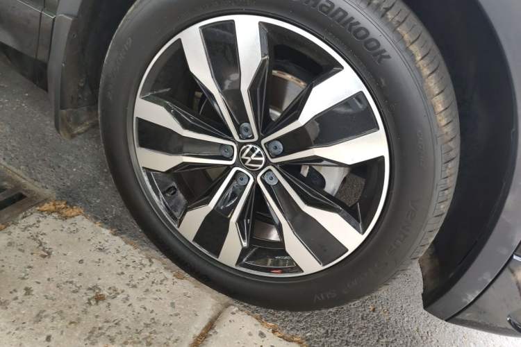 Used Volkswagen Tiguan L 2024 Outstanding Model 330TSI Automatic Two-Wheel Drive R-Line Dragon Glory Edition Right Front Wheel Hub
