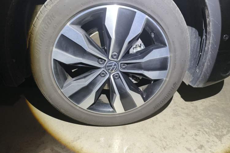 Used Volkswagen Tiguan L 2024 Outstanding Model 330TSI Automatic Two-Wheel Drive R-Line Dragon Glory Edition Right Front Wheel Hub