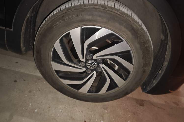 Used Volkswagen Tiguan L 2024 Outstanding Model 300TSI Automatic Two-Wheel Drive Longteng Edition Right Front Wheel Hub