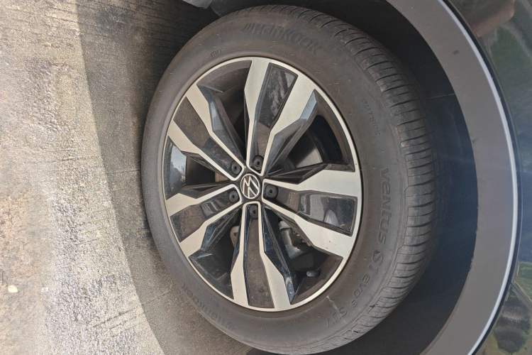 Used Volkswagen Tiguan L 2024 Outstanding Model 330TSI Automatic Two-Wheel Drive R-Line Dragon Glory Edition Right Front Wheel Hub