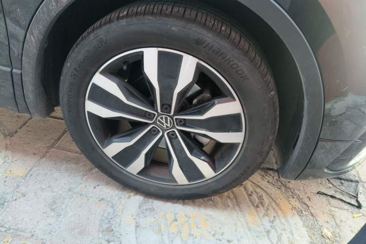 Used Volkswagen Tiguan L 2024 Outstanding Model 330TSI Automatic Two-Wheel Drive R-Line Dragon Glory Edition Right Front Wheel Hub