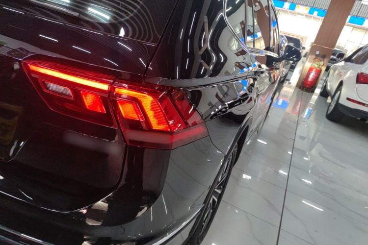 Used Volkswagen Tiguan L 2024 Outstanding Model 330TSI Automatic Two-Wheel Drive R-Line Dragon Glory Edition Right Rear Taillight