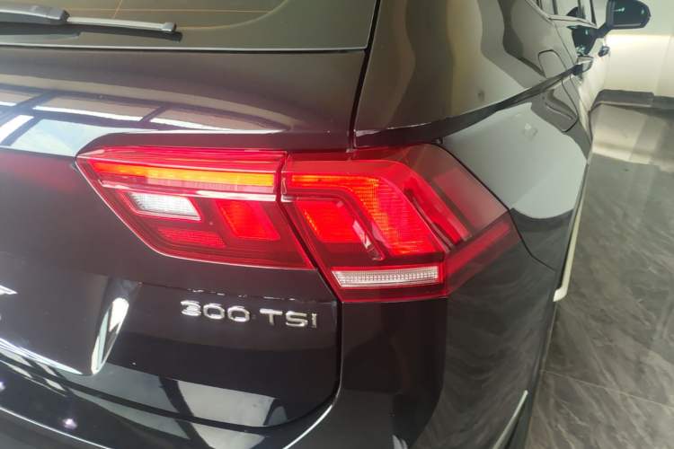 Used Volkswagen Tiguan L 2024 Outstanding Model 300TSI Automatic Two-Wheel Drive Longteng Edition Right Rear Taillight