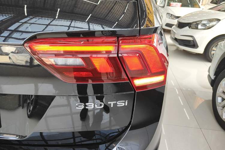 Used Volkswagen Tiguan L 2024 Outstanding Model 330TSI Automatic Two-Wheel Drive R-Line Dragon Glory Edition Right Rear Taillight