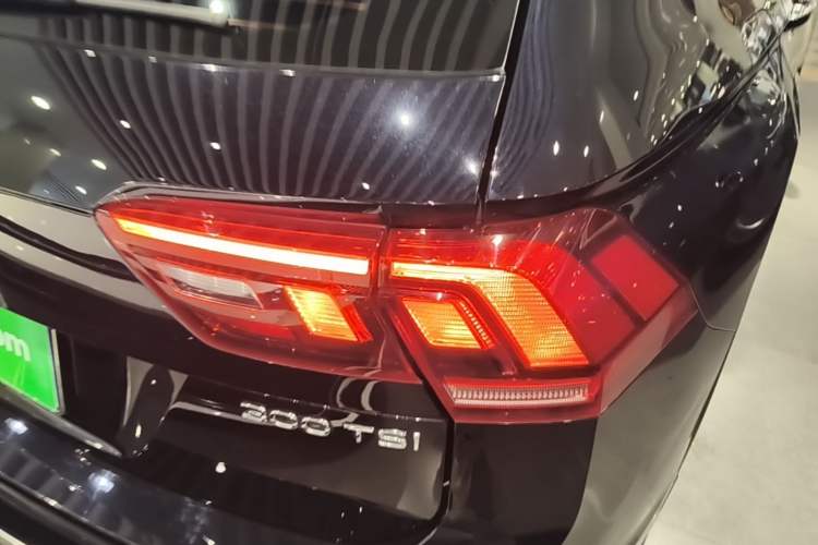 Used Volkswagen Tiguan L 2024 Outstanding Model 300TSI Automatic Two-Wheel Drive Longteng Edition Right Rear Taillight