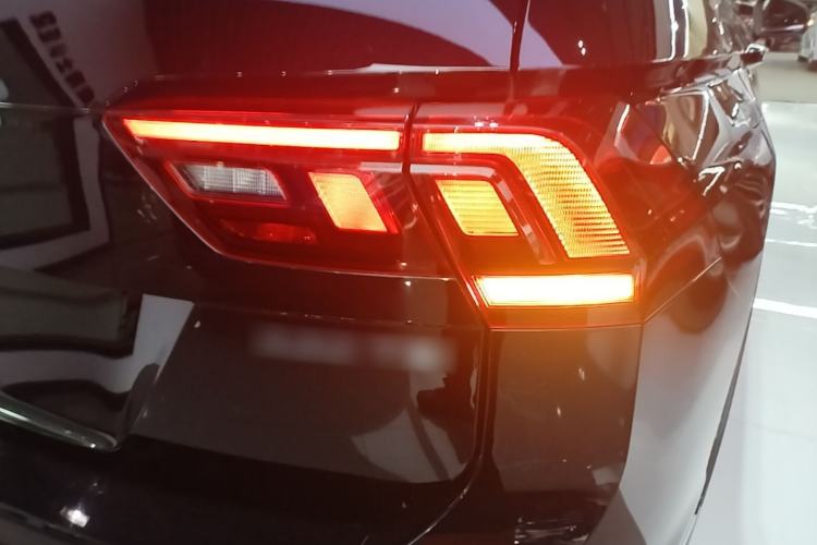 Used Volkswagen Tiguan L 2024 Outstanding Model 330TSI Automatic Two-Wheel Drive R-Line Dragon Glory Edition Right Rear Taillight