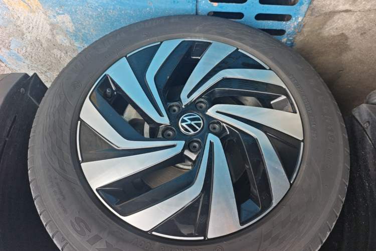 Used Volkswagen Tiguan L 2024 Outstanding Model 300TSI Automatic Two-Wheel Drive Longteng Edition Right Rear Wheel Hub