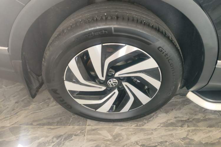 Used Volkswagen Tiguan L 2024 Outstanding Model 300TSI Automatic Two-Wheel Drive Longteng Edition Right Rear Wheel Hub