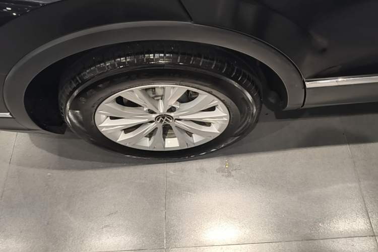 Used Volkswagen Tiguan L 2024 Outstanding Model 300TSI Automatic Two-Wheel Drive Longteng Edition Right Rear Wheel Hub
