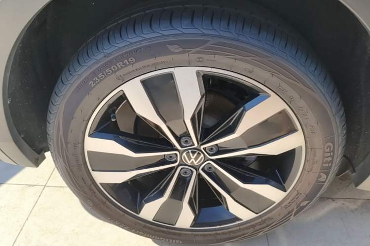 Used Volkswagen Tiguan L 2024 330TSI Automatic Two-Wheel Drive R-Line Enhanced Edition Right Rear Wheel Hub