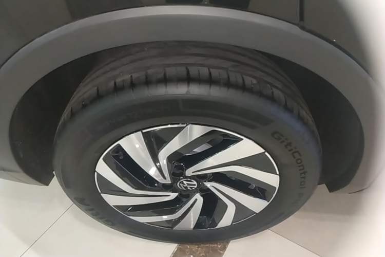 Used Volkswagen Tiguan L 2024 Outstanding Model 300TSI Automatic Two-Wheel Drive Longteng Edition Right Rear Wheel Hub
