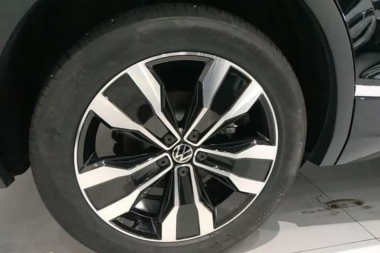 Used Volkswagen Tiguan L 2024 Outstanding Model 330TSI Automatic Two-Wheel Drive R-Line Dragon Glory Edition Right Rear Wheel Hub