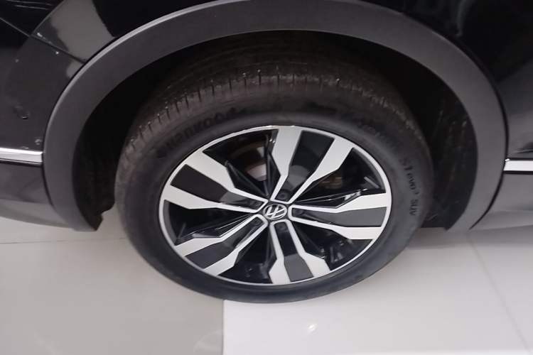 Used Volkswagen Tiguan L 2024 Outstanding Model 330TSI Automatic Two-Wheel Drive R-Line Dragon Glory Edition Right Rear Wheel Hub