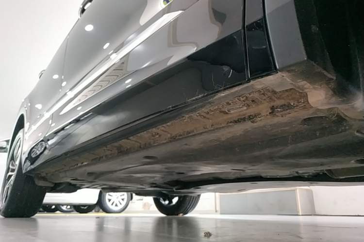 Used Volkswagen Tiguan L 2024 Outstanding Model 330TSI Automatic Two-Wheel Drive R-Line Dragon Glory Edition Right Side Sill