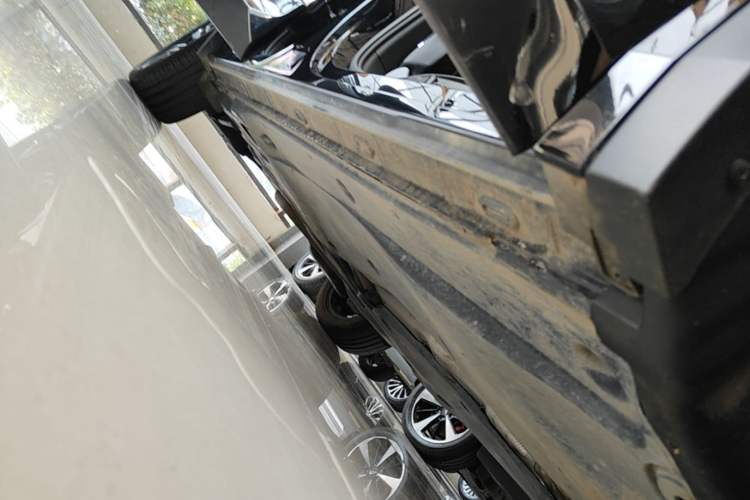 Used Volkswagen Tiguan L 2024 Outstanding Model 330TSI Automatic Two-Wheel Drive R-Line Dragon Glory Edition Right Side Sill