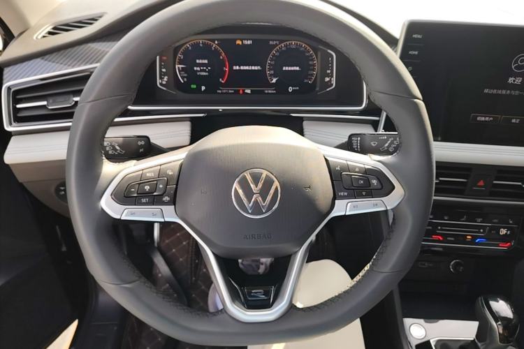 Used Volkswagen Tiguan L 2024 Outstanding Model 330TSI Automatic Two-Wheel Drive R-Line Dragon Glory Edition Steering Wheel