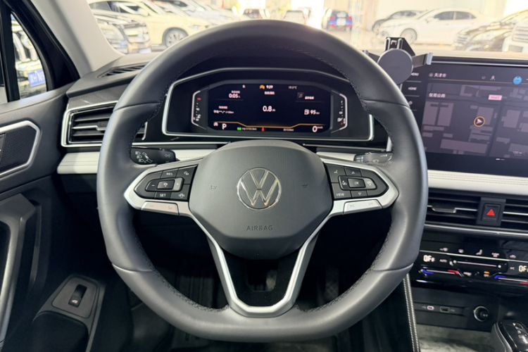 Used Volkswagen Tiguan L 2024 Outstanding Model 300TSI Automatic Two-Wheel Drive Longteng Edition Steering Wheel