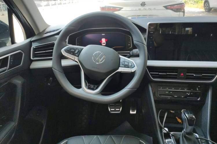 Used Volkswagen Tiguan L 2024 Outstanding Model 330TSI Automatic Two-Wheel Drive R-Line Dragon Glory Edition Steering Wheel