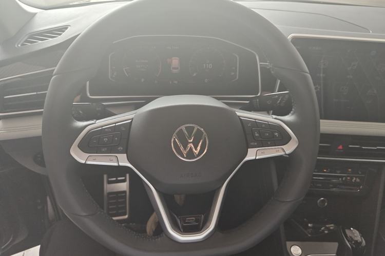 Used Volkswagen Tiguan L 2024 Outstanding Model 330TSI Automatic Two-Wheel Drive R-Line Dragon Glory Edition Steering Wheel