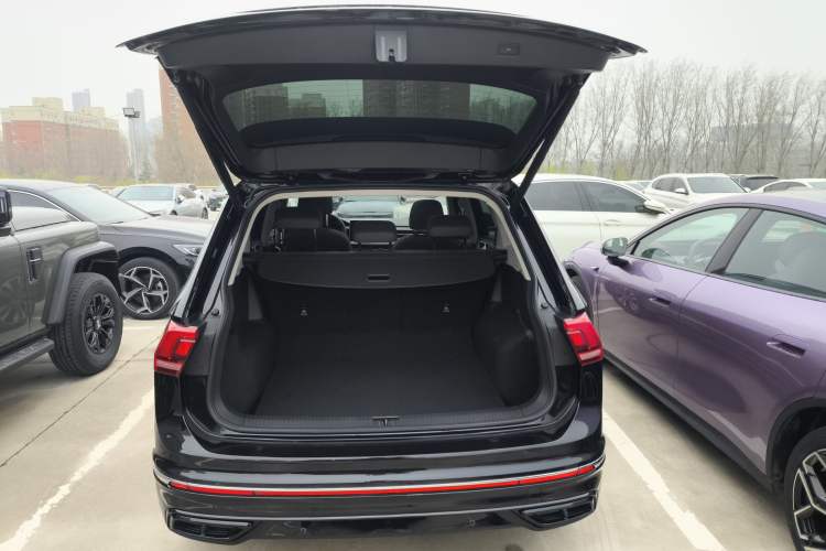 Used Volkswagen Tiguan L 2024 Outstanding Model 330TSI Automatic Two-Wheel Drive R-Line Dragon Glory Edition Trunk