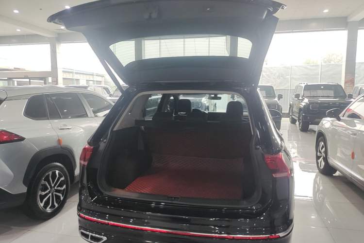Used Volkswagen Tiguan L 2024 Outstanding Model 330TSI Automatic Two-Wheel Drive R-Line Dragon Glory Edition Trunk