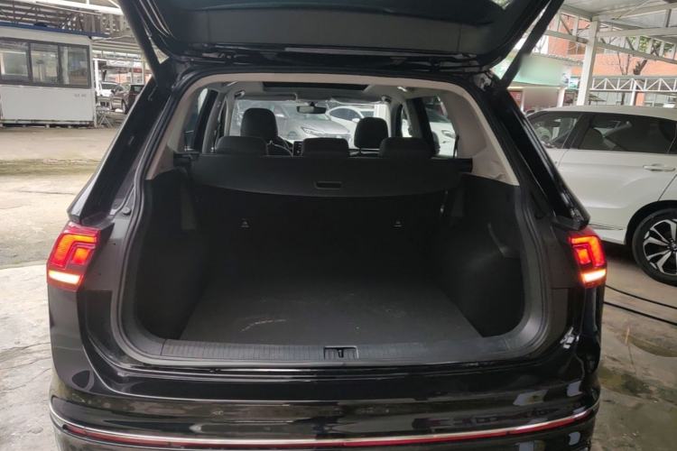 Used Volkswagen Tiguan L 2024 Outstanding Model 330TSI Automatic Two-Wheel Drive R-Line Dragon Glory Edition Trunk