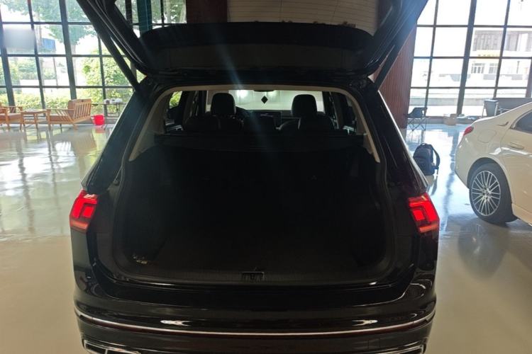 Used Volkswagen Tiguan L 2024 Outstanding Model 330TSI Automatic Two-Wheel Drive R-Line Dragon Glory Edition Trunk