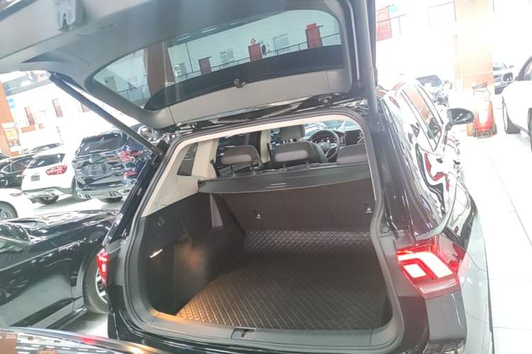 Used Volkswagen Tiguan L 2024 Outstanding Model 330TSI Automatic Two-Wheel Drive R-Line Dragon Glory Edition Trunk