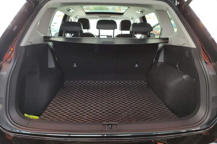 Used Volkswagen Tiguan L 2024 Outstanding Model 330TSI Automatic Two-Wheel Drive R-Line Dragon Glory Edition Trunk