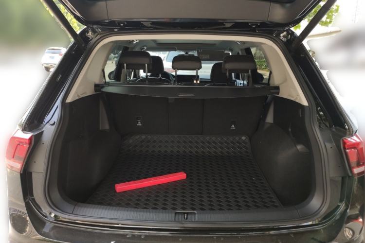 Used Volkswagen Tiguan L 2024 Outstanding Model 330TSI Automatic Two-Wheel Drive R-Line Dragon Glory Edition Trunk