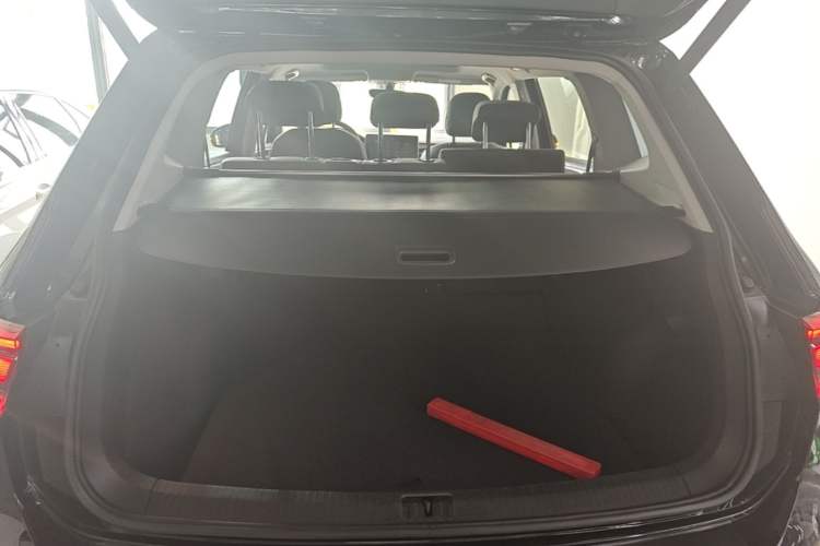 Used Volkswagen Tiguan L 2024 Outstanding Model 330TSI Automatic Two-Wheel Drive R-Line Dragon Glory Edition Trunk