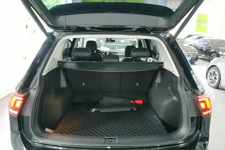 Used Volkswagen Tiguan L 2024 Outstanding Model 330TSI Automatic Two-Wheel Drive R-Line Dragon Glory Edition Trunk