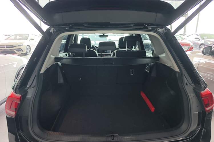 Used Volkswagen Tiguan L 2024 Outstanding Model 330TSI Automatic Two-Wheel Drive R-Line Dragon Glory Edition Trunk