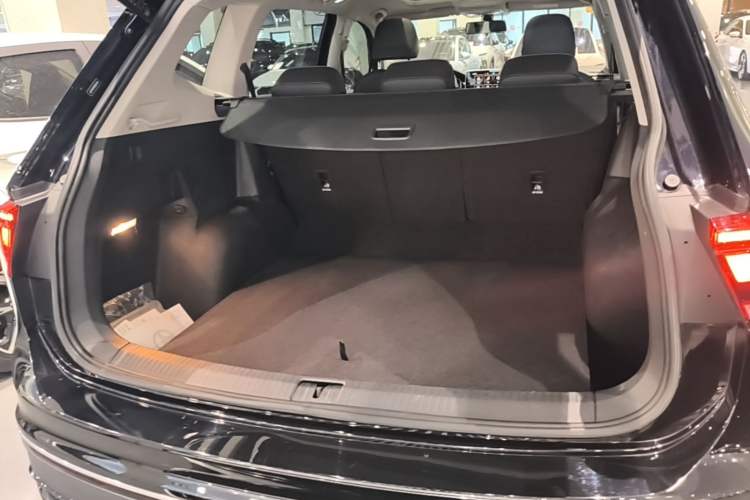 Used Volkswagen Tiguan L 2024 Outstanding Model 300TSI Automatic Two-Wheel Drive Longteng Edition Trunk