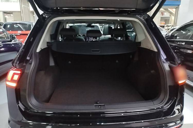 Used Volkswagen Tiguan L 2024 Outstanding Model 330TSI Automatic Two-Wheel Drive R-Line Dragon Glory Edition Trunk
