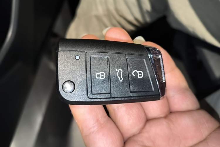 Used Volkswagen Tiguan L 2024 Outstanding Model 300TSI Automatic Two-Wheel Drive Longteng Edition Vehicle Key