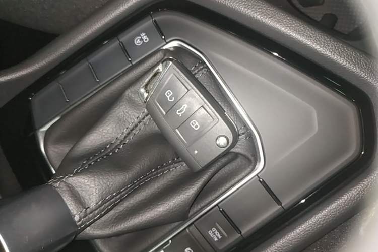 Used Volkswagen Tiguan L 2024 Outstanding Model 300TSI Automatic Two-Wheel Drive Longteng Edition Vehicle Key