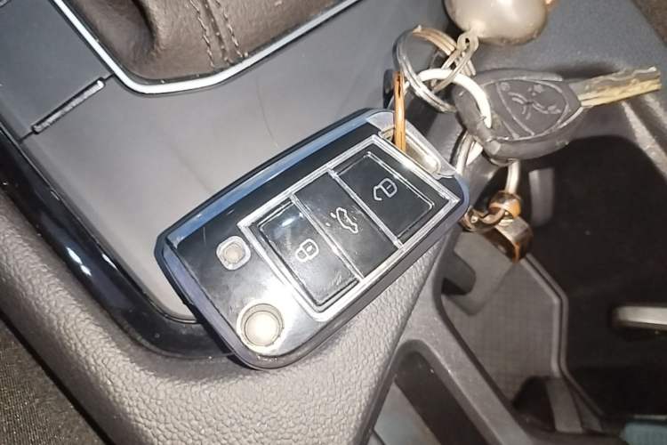 Used Volkswagen Tiguan L 2024 Outstanding Model 330TSI Automatic Two-Wheel Drive R-Line Dragon Glory Edition Vehicle Key