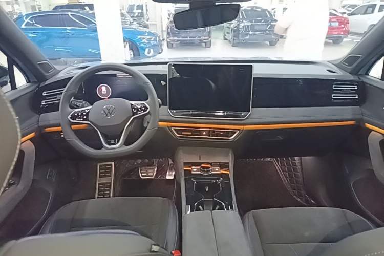 Used Volkswagen Tiguan L 2024 PRO 380TSI Four-Wheel Drive R-Line Prestige Edition Center Console