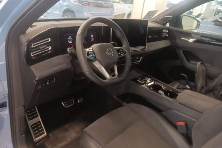 Used Volkswagen Tiguan L 2024 PRO 380TSI Four-Wheel Drive R-Line Prestige Edition Center Console