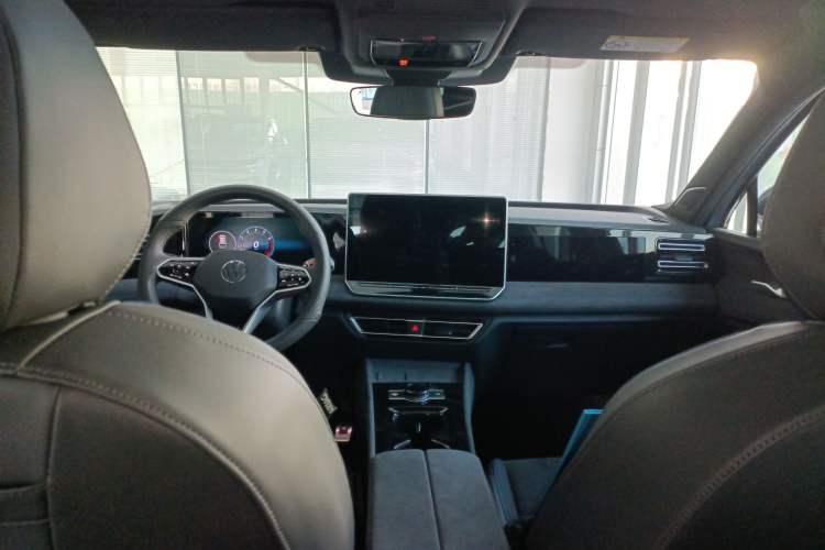 Used Volkswagen Tiguan L 2024 PRO 380TSI Four-Wheel Drive R-Line Prestige Edition Center Console