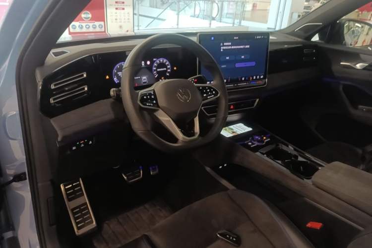 Used Volkswagen Tiguan L 2024 PRO 380TSI Four-Wheel Drive R-Line Prestige Edition Center Console
