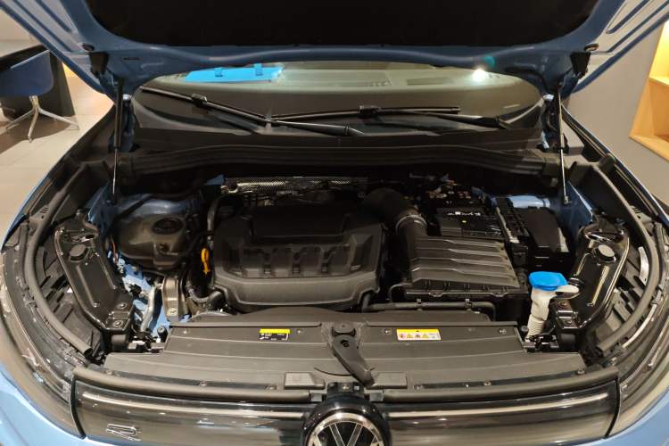 Used Volkswagen Tiguan L 2024 PRO 380TSI Four-Wheel Drive R-Line Prestige Edition Engine Bay