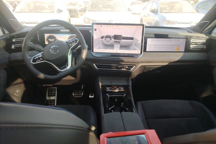 Used Volkswagen Tiguan L 2024 PRO 380TSI Four-Wheel Drive R-Line Prestige Edition Interior 2