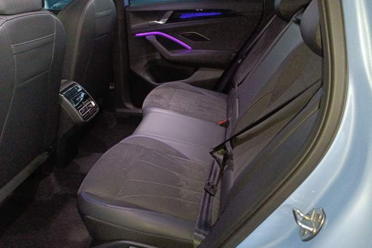 Used Volkswagen Tiguan L 2024 PRO 380TSI Four-Wheel Drive R-Line Smart Edition Left Rear Seat